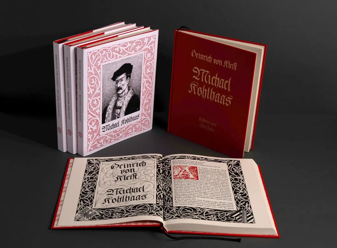 Buchgestaltung Michael Kohlhaas: aufgeschlagenes Buch vor zwei stehenden Exemplaren